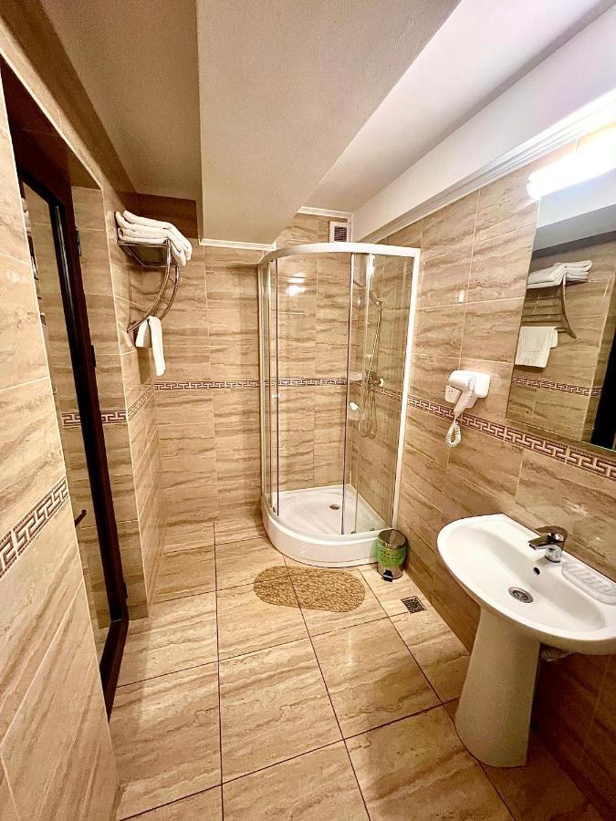 Complex Azar Hotel Galati  Exterior photo