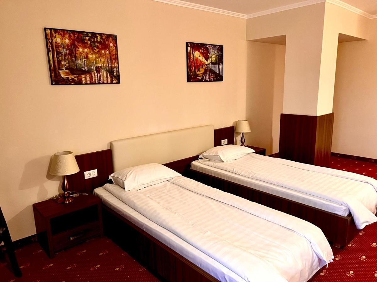 Complex Azar Hotel Galati  Exterior photo