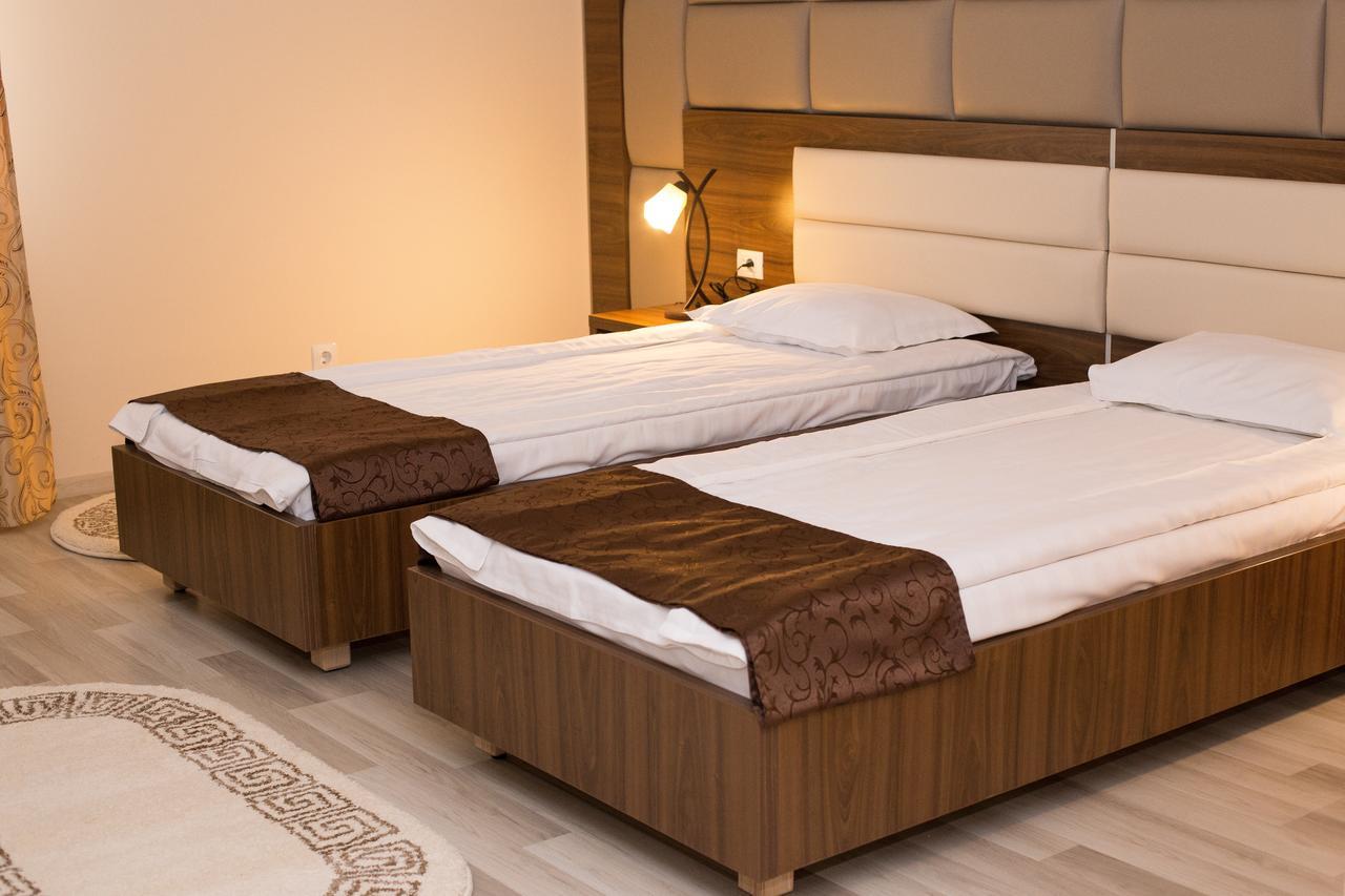 Complex Azar Hotel Galati  Exterior photo