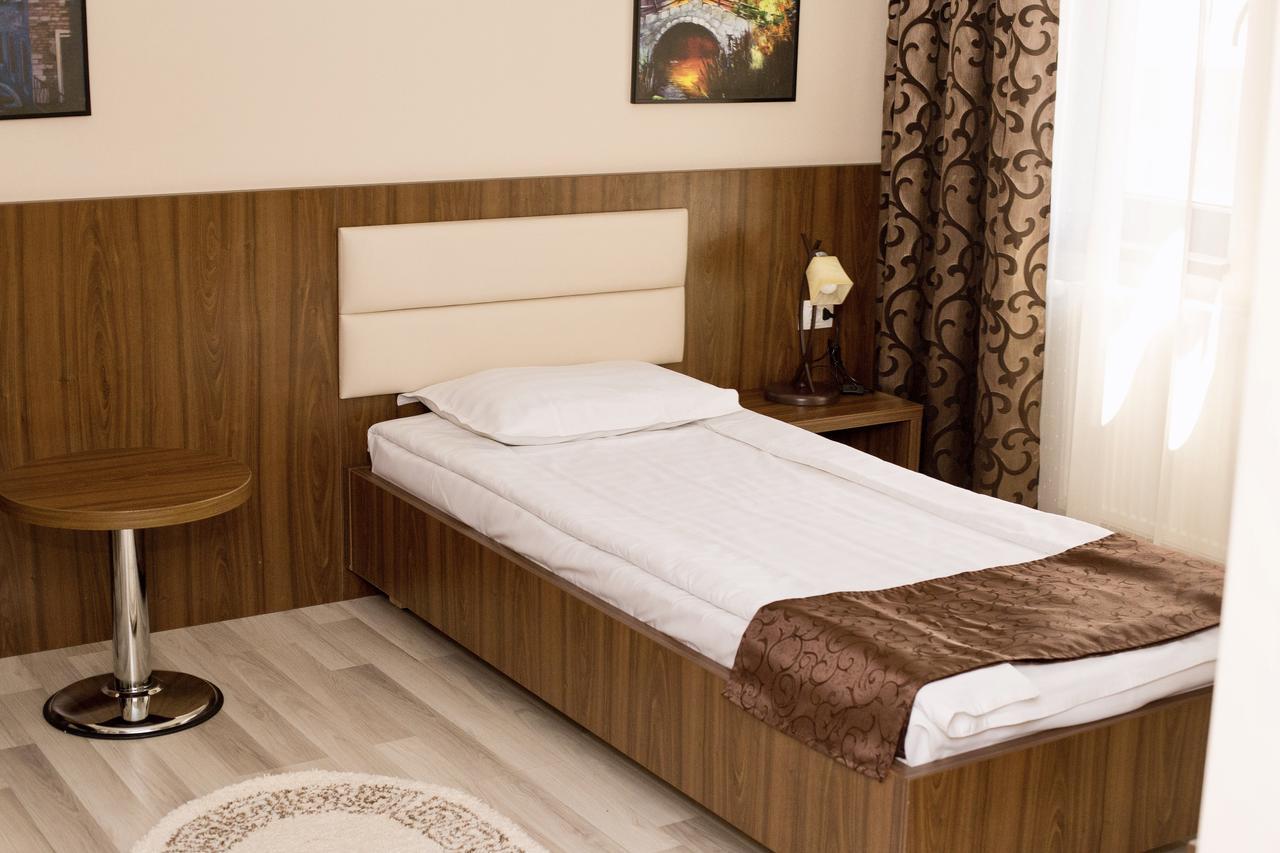 Complex Azar Hotel Galati  Exterior photo